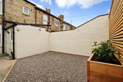 Rear Yard Pic 2