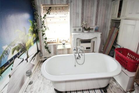 Bedroom/Bathroom