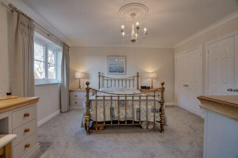 Master Bedroom (2)