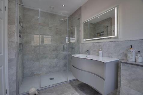 Master En-Suite (2)
