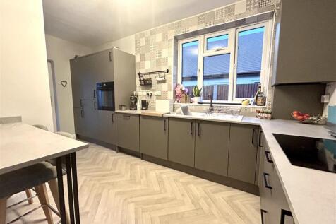 Kitchen 2.jpg
