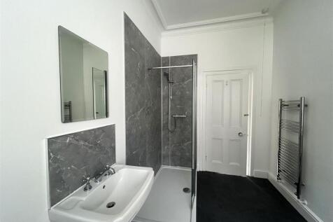 bathroom 3.jpg