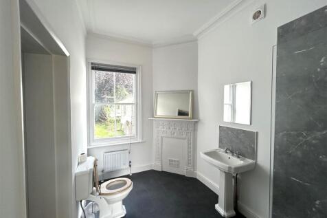 bathroom 1.jpg