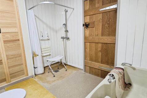 Bath/Shower Room