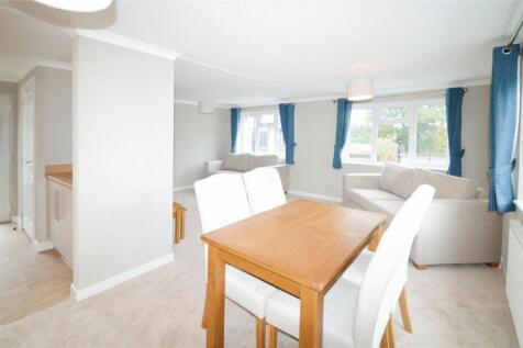 Lounge/Dining Area