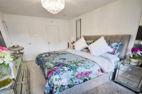 Pmain Bedroom