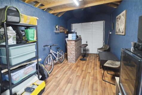 Outbuilding/Garage