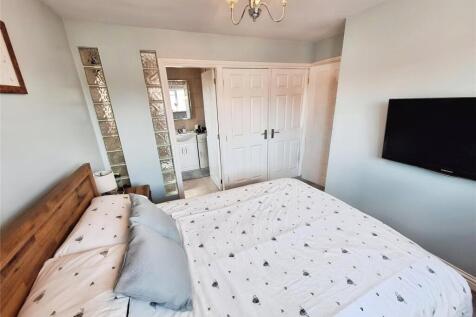 Bedroom One Photo 2