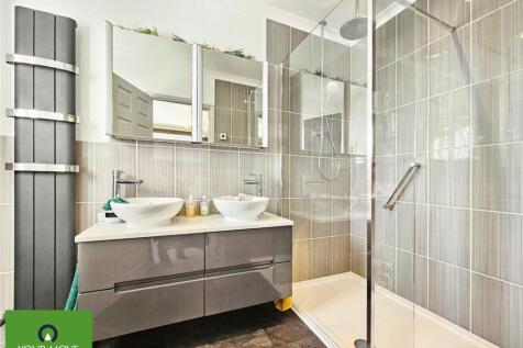 Ensuite Bed 1