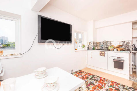 Lounge/Dining Area