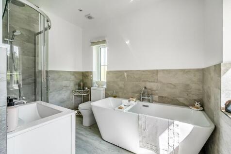 6-Cunliffe-Close-master ensuite.jpg