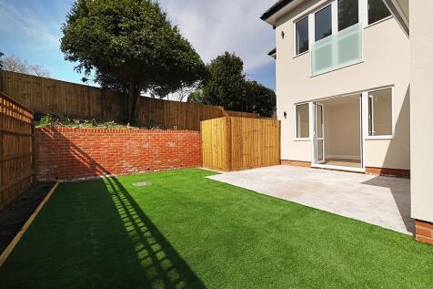 1-CobhamRd-Apt-2-Garden-7910.jpg