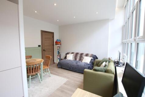 BridgeHouse3-livingroomreverse.JPG