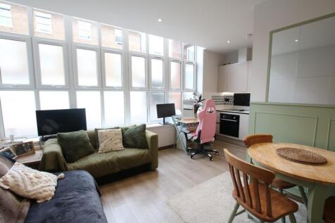 BridgeHouse3-Livingroom1.JPG