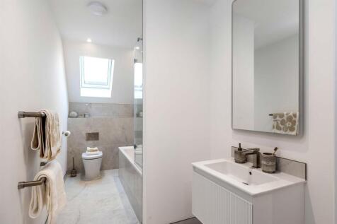 7 McLaren Court, 1 Cobham Road, KT22  9AU-16.jpg