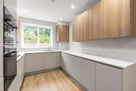 2 McLaren Court, 1 Cobham Road, KT22  9AU-18.jpg