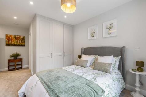 6 McLaren Court, 1 Cobham Road, KT22  9AU-15.jpg