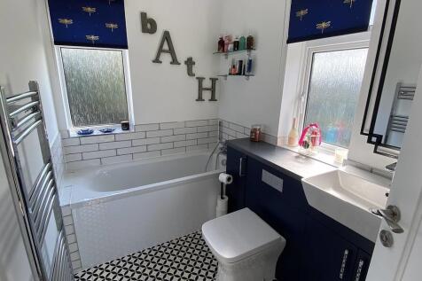family bathroom.jpg