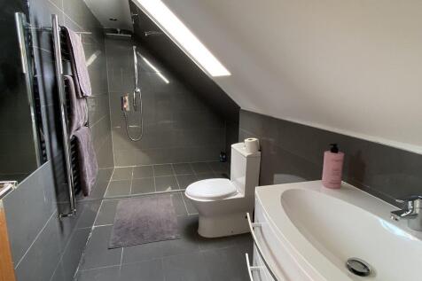 bed 5 en suite.jpg