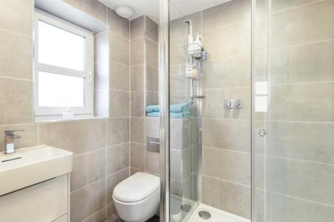 EN-SUITE SHOWER ROOM