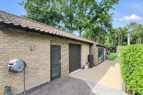 Garage &amp; Hot Tub Building.JPG