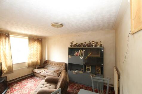 Willingham Court - GFF -Living Room.JPG