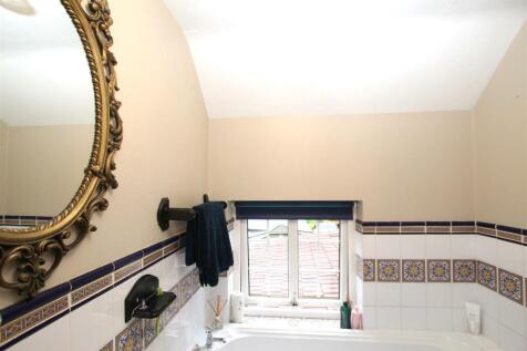 Bathroom - b.JPG