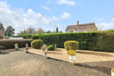 Rear Garden - b.JPG