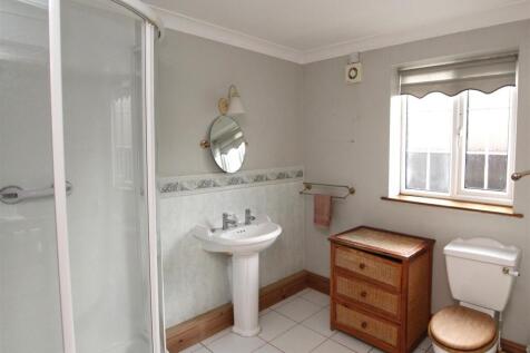 En-Suite to Bedroom One.JPG