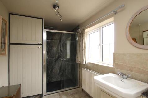 Bathroom - b.JPG