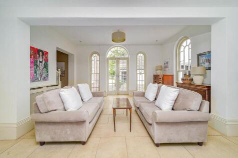 Living Area 19.jpg