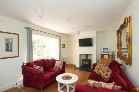 Living Room - b.jpg