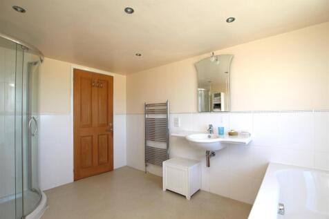 First Floor Bathroom - b.JPG
