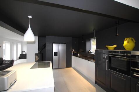 Kitchen - g.JPG