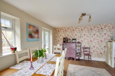 Dining Room - d.JPG