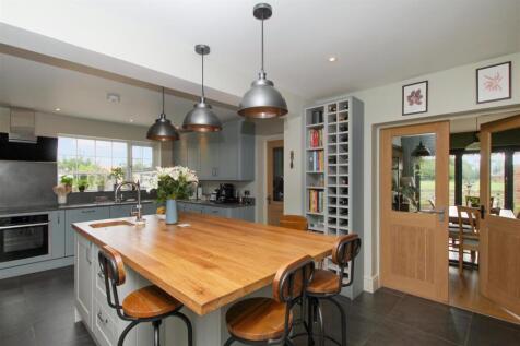 Kitchen - L.JPG