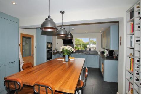 Kitchen - h.JPG
