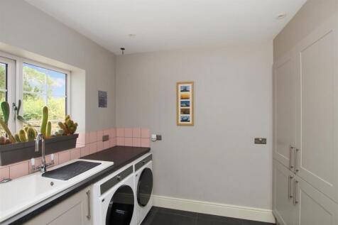 Utility Room - b.JPG