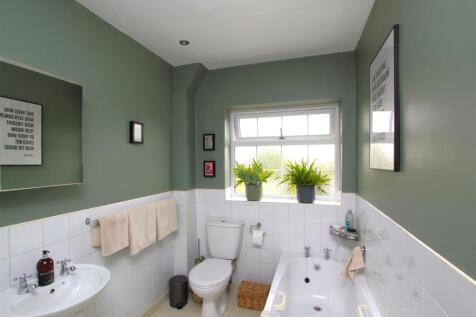 Bathroom.JPG