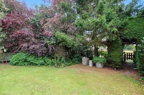 Garden Archway through to Paddock.JPG