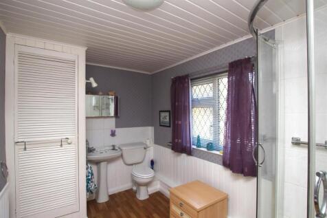 Bathroom.JPG