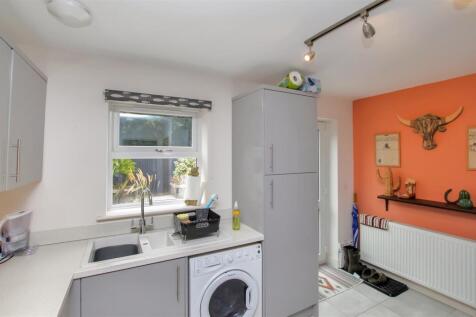Kitchen -f.JPG