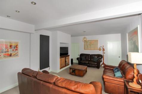 Living Room - e.JPG