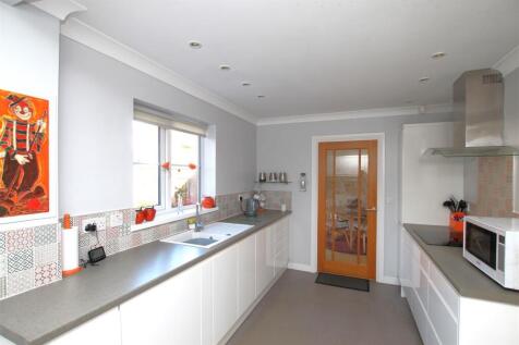 Kitchen - b.JPG