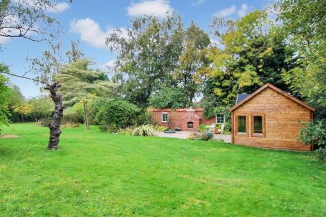 Rear Garden &amp; Cabin b.JPG