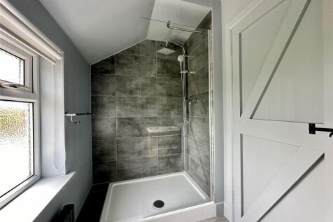 Family Bathroom 1