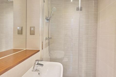 En-suite bathroom 2