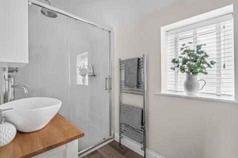 En-suite to Principle Bedroom