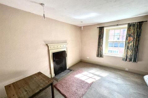 BEDROOM/SITTING ROOM