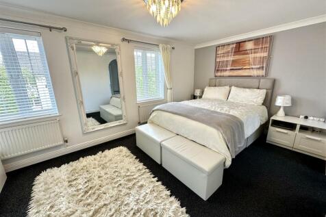 PRINCIPAL BEDROOM SUITE